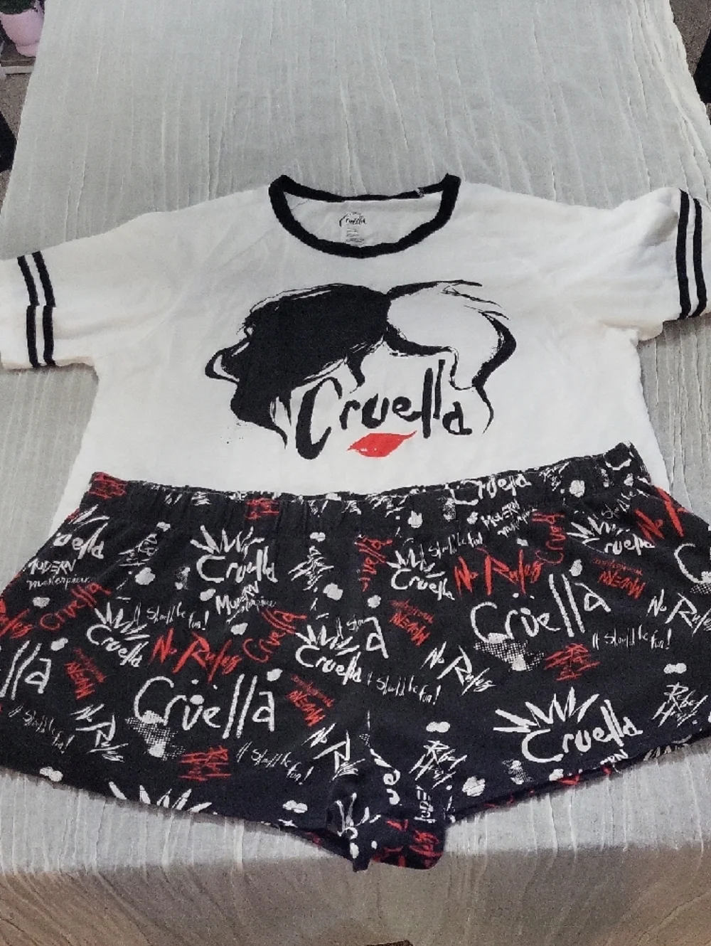 Disney 3x Cruella White and Black Crewneck T-Shirt And Shorts Pajamad - Picture 3 of 15